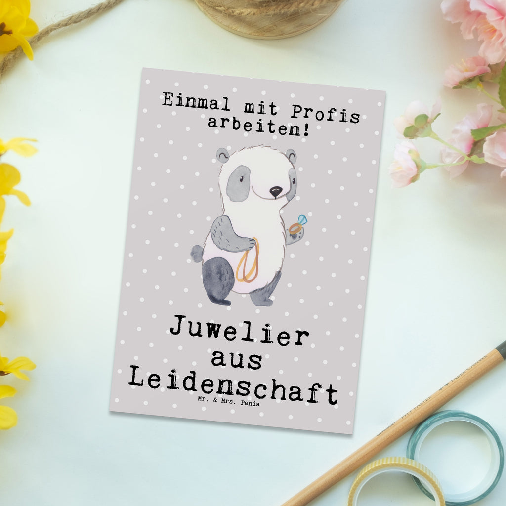 Postkarte Juwelier aus Leidenschaft Postkarte, Karte, Geschenkkarte, Grußkarte, Einladung, Ansichtskarte, Geburtstagskarte, Einladungskarte, Dankeskarte, Ansichtskarten, Einladung Geburtstag, Einladungskarten Geburtstag, Beruf, Ausbildung, Jubiläum, Abschied, Rente, Kollege, Kollegin, Geschenk, Schenken, Arbeitskollege, Mitarbeiter, Firma, Danke, Dankeschön, Juwelier, Goldschmied, Schmuckwarenhändler, Schmuckgeschäft, Eröffnung