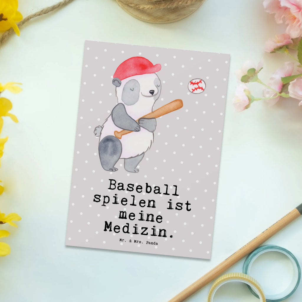 Postkarte Panda Baseball spielen Postkarte, Karte, Geschenkkarte, Grußkarte, Einladung, Ansichtskarte, Geburtstagskarte, Einladungskarte, Dankeskarte, Ansichtskarten, Einladung Geburtstag, Einladungskarten Geburtstag, Geschenk, Sport, Sportart, Hobby, Schenken, Danke, Dankeschön, Auszeichnung, Gewinn, Sportler, Baseball spielen, Baseball Spielen, Baseball Match, Ballsport, Baseballplatz, Baseballverein