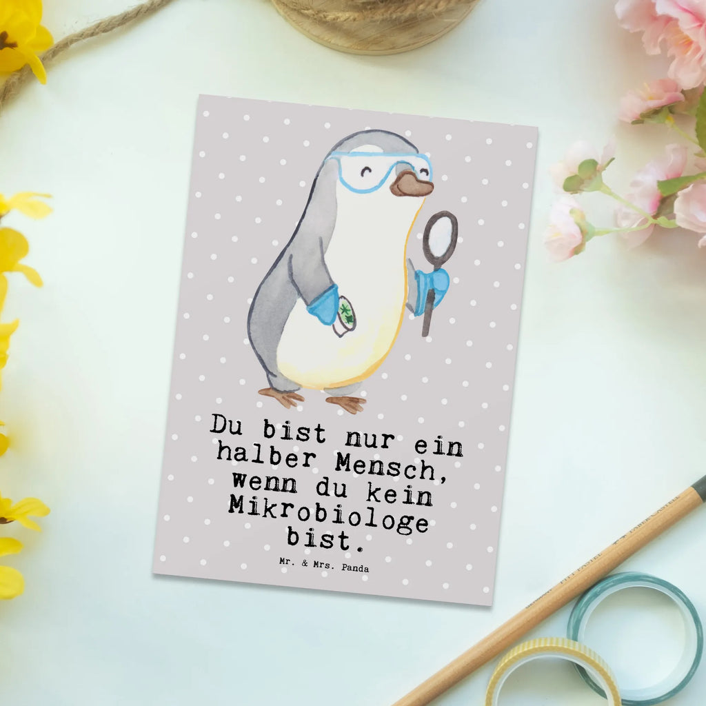 Postkarte Mikrobiologe mit Herz Postkarte, Karte, Geschenkkarte, Grußkarte, Einladung, Ansichtskarte, Geburtstagskarte, Einladungskarte, Dankeskarte, Ansichtskarten, Einladung Geburtstag, Einladungskarten Geburtstag, Beruf, Ausbildung, Jubiläum, Abschied, Rente, Kollege, Kollegin, Geschenk, Schenken, Arbeitskollege, Mitarbeiter, Firma, Danke, Dankeschön, Mikrobiologe, Naturwissenschaftler, Labor, Forschung