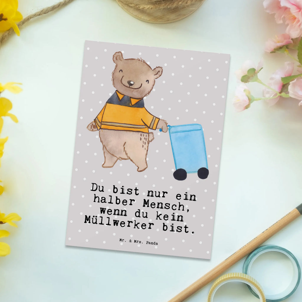 Postkarte Müllwerker mit Herz Postkarte, Karte, Geschenkkarte, Grußkarte, Einladung, Ansichtskarte, Geburtstagskarte, Einladungskarte, Dankeskarte, Ansichtskarten, Einladung Geburtstag, Einladungskarten Geburtstag, Beruf, Ausbildung, Jubiläum, Abschied, Rente, Kollege, Kollegin, Geschenk, Schenken, Arbeitskollege, Mitarbeiter, Firma, Danke, Dankeschön, Müllwerker, Fachkraft Kreislauf- und Abfallwirtschaft, Müllentsorger, Kehrichtmann, Müllmann, Müllfahrer