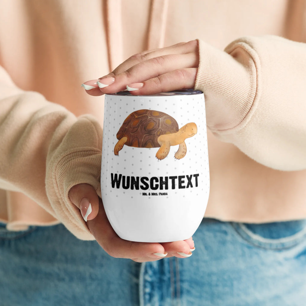 Personalisierter Weinbecher Schildkröte marschiert Personalisierter Weinbecher, Personalisierter Glühwein Becher, Heißgetränke, Personalisierter Trinkbecher, Personalisierter Weinkelch, Personalisiertes Weingläser, hochwertiger Weinbecher, Weinbecher Reisen, Weinbecher unterwegs, Personalisertes Sommerglas, mit Namen, Wunschtext, Personalisierung, selbst bedrucken, Personalisiertes Weinglas, Meerestiere, Meer, Urlaub, Schildkröte, Schildkröten, get lost, Abenteuer, Reiselust, Inspiration, Neustart, Motivation, Lieblingsmensch