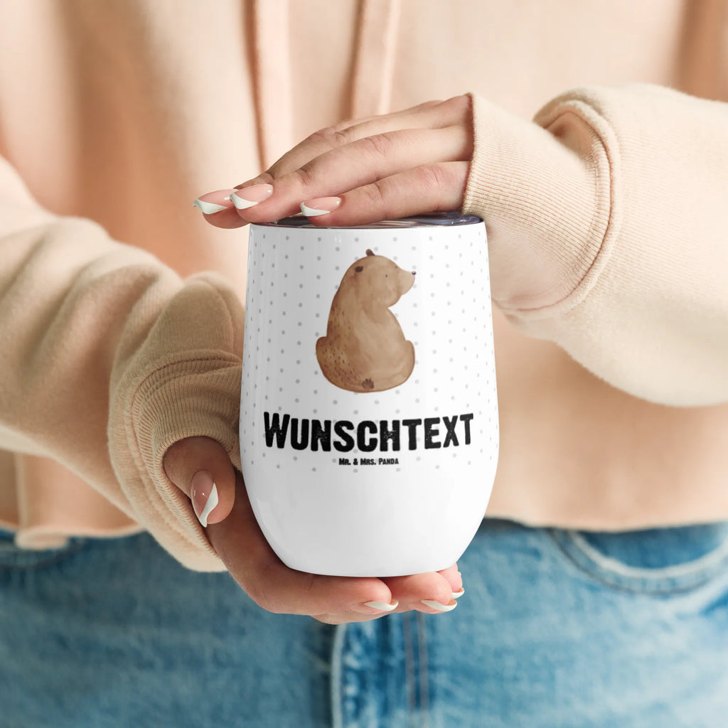 Personalisierter Weinbecher Bär Schulterblick Personalisierter Weinbecher, Personalisierter Glühwein Becher, Heißgetränke, Personalisierter Trinkbecher, Personalisierter Weinkelch, Personalisiertes Weingläser, hochwertiger Weinbecher, Weinbecher Reisen, Weinbecher unterwegs, Personalisertes Sommerglas, mit Namen, Wunschtext, Personalisierung, selbst bedrucken, Personalisiertes Weinglas, Bär, Teddy, Teddybär, Selbstachtung, Weltansicht, Motivation, Bären, Bärenliebe, Weisheit