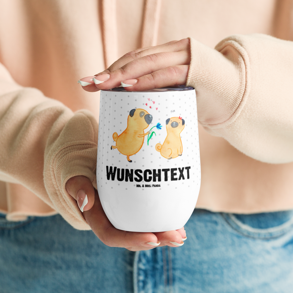 Personalisierter Weinbecher Mops verliebt Personalisierter Weinbecher, Personalisierter Glühwein Becher, Heißgetränke, Personalisierter Trinkbecher, Personalisierter Weinkelch, Personalisiertes Weingläser, hochwertiger Weinbecher, Weinbecher Reisen, Weinbecher unterwegs, Personalisertes Sommerglas, mit Namen, Wunschtext, Personalisierung, selbst bedrucken, Personalisiertes Weinglas, Hund, Hundemotiv, Haustier, Hunderasse, Tierliebhaber, Hundebesitzer, Sprüche, Mops, Möpse, Hundeliebe, verliebt, Liebe, Liebesspruch. Verlobt, Geschenk Freund, Partner