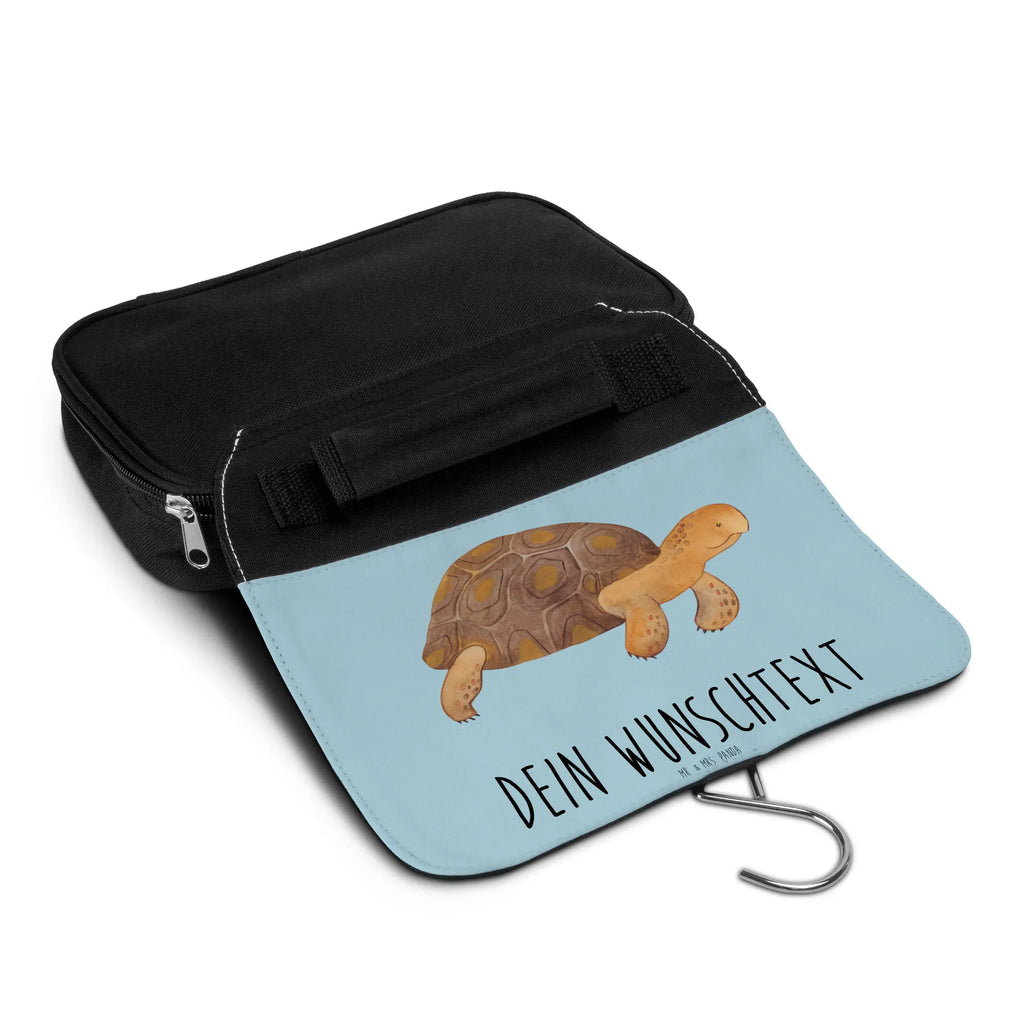 Personalisierter Kulturbeutel Schildkröte Marschieren Personalisierter Kulturbeutel, Personalisierte Waschtasche, Personalisierte Kosmetiktasche, Damen, Herren, Personalisierte Aufbewahrungstasche, Personalisierte Schminktasche, Personalisierter Kosmetikbeutel, Personalisierter Organizer, Personalisierte Kulturtasche, Personalisierte Schminkutensil, Personalisierung, Wunschtext, Wunschname, Selbst bedrucken, Kulturbeutel mit Namen, Meerestiere, Meer, Urlaub, Schildkröte, Schildkröten, get lost, Abenteuer, Reiselust, Inspiration, Neustart, Motivation, Lieblingsmensch