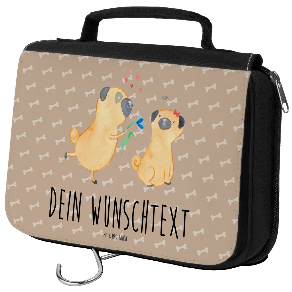 Personalisierter Kulturbeutel Mops Verliebt Personalisierter Kulturbeutel, Personalisierte Waschtasche, Personalisierte Kosmetiktasche, Damen, Herren, Personalisierte Aufbewahrungstasche, Personalisierte Schminktasche, Personalisierter Kosmetikbeutel, Personalisierter Organizer, Personalisierte Kulturtasche, Personalisierte Schminkutensil, Personalisierung, Wunschtext, Wunschname, Selbst bedrucken, Kulturbeutel mit Namen, Hund, Hundemotiv, Haustier, Hunderasse, Tierliebhaber, Hundebesitzer, Sprüche, Mops, Möpse, Hundeliebe, verliebt, Liebe, Liebesspruch. Verlobt, Geschenk Freund, Partner