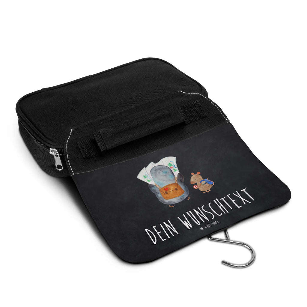 Personalisierter Kulturbeutel Pinguin & Maus Wanderer Personalisierter Kulturbeutel, Personalisierte Waschtasche, Personalisierte Kosmetiktasche, Damen, Herren, Personalisierte Aufbewahrungstasche, Personalisierte Schminktasche, Personalisierter Kosmetikbeutel, Personalisierter Organizer, Personalisierte Kulturtasche, Personalisierte Schminkutensil, Personalisierung, Wunschtext, Wunschname, Selbst bedrucken, Kulturbeutel mit Namen, Pinguin, Pinguine, Abenteurer, Abenteuer, Roadtrip, Ausflug, Wanderlust, wandern