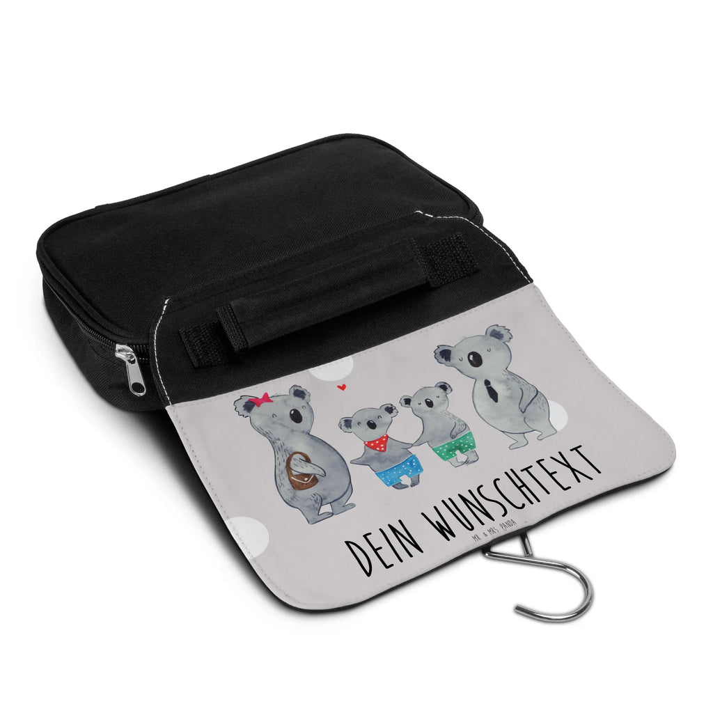 Personalisierter Kulturbeutel Koala Familie zwei Personalisierter Kulturbeutel, Personalisierte Waschtasche, Personalisierte Kosmetiktasche, Damen, Herren, Personalisierte Aufbewahrungstasche, Personalisierte Schminktasche, Personalisierter Kosmetikbeutel, Personalisierter Organizer, Personalisierte Kulturtasche, Personalisierte Schminkutensil, Personalisierung, Wunschtext, Wunschname, Selbst bedrucken, Kulturbeutel mit Namen, Familie, Vatertag, Muttertag, Bruder, Schwester, Mama, Papa, Oma, Opa, Koala, Koalabär, beste Familie, Familienzeit, Familienleben, Koalafamilie, Lieblingsfamilie