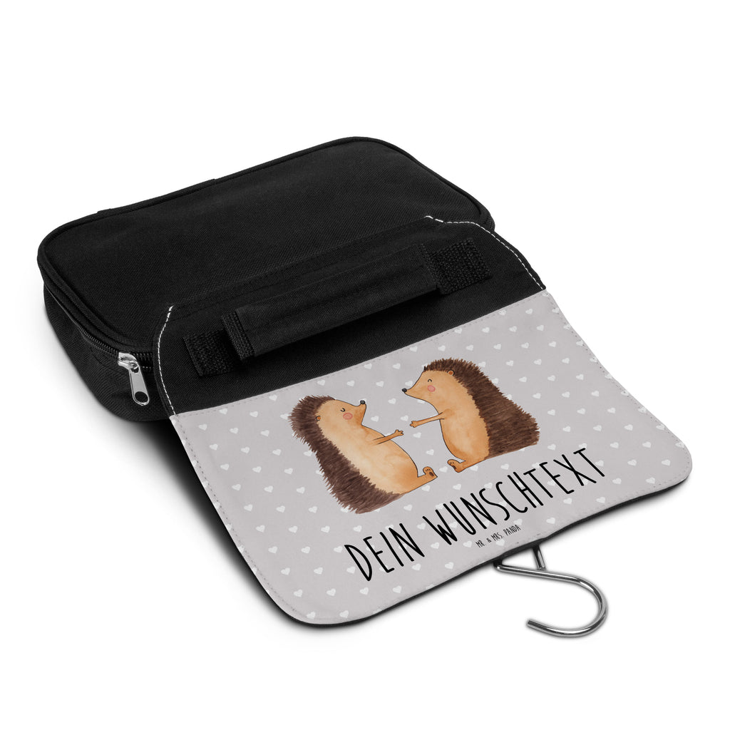 Personalisierter Kulturbeutel Igel Liebe Personalisierter Kulturbeutel, Personalisierte Waschtasche, Personalisierte Kosmetiktasche, Damen, Herren, Personalisierte Aufbewahrungstasche, Personalisierte Schminktasche, Personalisierter Kosmetikbeutel, Personalisierter Organizer, Personalisierte Kulturtasche, Personalisierte Schminkutensil, Personalisierung, Wunschtext, Wunschname, Selbst bedrucken, Kulturbeutel mit Namen, Liebe, Partner, Freund, Freundin, Ehemann, Ehefrau, Heiraten, Verlobung, Heiratsantrag, Liebesgeschenk, Jahrestag, Hocheitstag, Verliebt, Verlobt, Verheiratet, Geschenk, Liebesbeweis, Hochzeitstag, Hochzeit, Igel