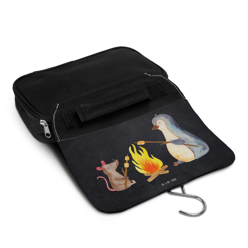 Kulturbeutel Pinguin Lagerfeuer Kulturbeutel, Zum Aufhängen, Waschtasche, Kosmetiktasche, Damen, Herren, Aufbewahrungstasche, Schminktasche, Kosmetikbeutel, Organizer, Kulturtasche, Schminkutensil, Pinguin, Maus, Pinguine, Lagerfeuer, Leben, Arbeit, Job, Motivation, Büro, Büroalltag, Lebensspruch, Lebensmotivation, Neustart, Liebe, grillen, Feuer, Marshmallows