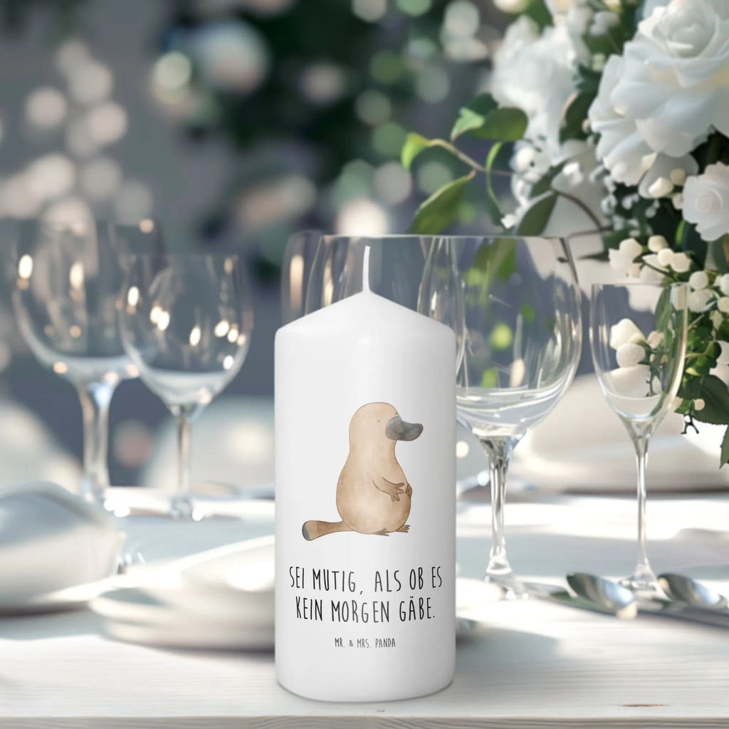 Candle platypus courage Kerze, Taufkerze, Kommunionskerze, Geburtstagskerze, Geschenk Kerze, Taufgeschenk Kerze, Kerze mit Druck, Besondere Kerze, Geschenkidee Kerze, Kerze für Kommunion, Geburtstag Kerze, Kommunion Kerze, Meerestiere, Meer, Urlaub, Schnabeltier, Mut, mutig, Lebensweisheit, Schnabeltiere, Motivation, Training, Büro, Arbeit, Neuanfang, Neustart, Weltreise, Raodtrip