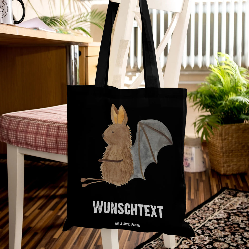 Personalisierte Tragetasche Fledermaus sitzend Personalisierte Beuteltasche, Personalisierter Beutel, Personalisierte Einkaufstasche, Personalisierter Jutebeutel, Personalisierter Stoffbeutel, Tragetasche mit Namen, Einkaufstasche mit Namen, Stoffbeutel mit Namen, Personalisierte Tasche, Personalisierte Jutetasche, Personalisierte Kindergartentasche, Tiermotive, Gute Laune, lustige Sprüche, Tiere, Fledermaus, Fledermäuse, Motivation, entspannen