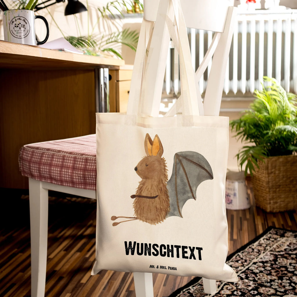 Personalisierte Tragetasche Fledermaus sitzend Personalisierte Beuteltasche, Personalisierter Beutel, Personalisierte Einkaufstasche, Personalisierter Jutebeutel, Personalisierter Stoffbeutel, Tragetasche mit Namen, Einkaufstasche mit Namen, Stoffbeutel mit Namen, Personalisierte Tasche, Personalisierte Jutetasche, Personalisierte Kindergartentasche, Tiermotive, Gute Laune, lustige Sprüche, Tiere, Fledermaus, Fledermäuse, Motivation, entspannen