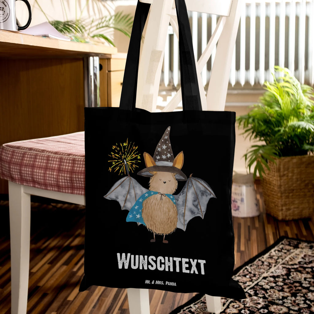 Personalisierte Tragetasche Fledermaus Zauberer Personalisierte Beuteltasche, Personalisierter Beutel, Personalisierte Einkaufstasche, Personalisierter Jutebeutel, Personalisierter Stoffbeutel, Tragetasche mit Namen, Einkaufstasche mit Namen, Stoffbeutel mit Namen, Personalisierte Tasche, Personalisierte Jutetasche, Personalisierte Kindergartentasche, Tiermotive, Gute Laune, lustige Sprüche, Tiere, Fledermaus, Fledermäuse, Zauberer, Magier, Frauen, reinsteigern