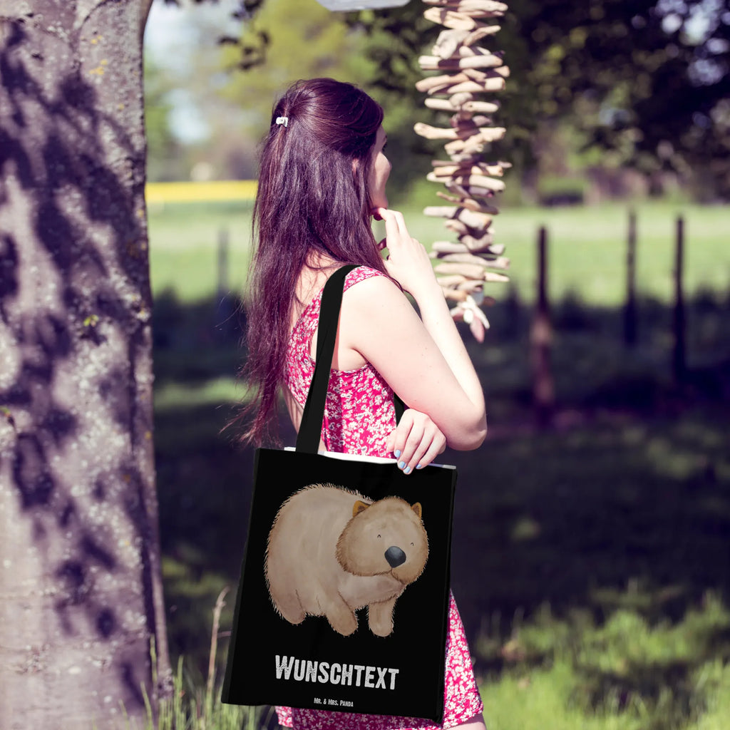 Personalisierte Tragetasche Wombat Personalisierte Beuteltasche, Personalisierter Beutel, Personalisierte Einkaufstasche, Personalisierter Jutebeutel, Personalisierter Stoffbeutel, Tragetasche mit Namen, Einkaufstasche mit Namen, Stoffbeutel mit Namen, Personalisierte Tasche, Personalisierte Jutetasche, Personalisierte Kindergartentasche, Tiermotive, Gute Laune, lustige Sprüche, Tiere, Wombat, Das Leben ist schön, Motivation, Spruch, Australien