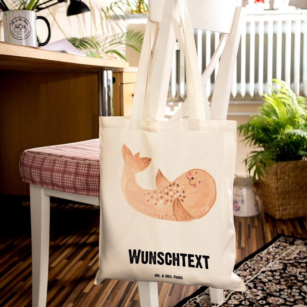 Personalisierte Tragetasche Robbe liegend Personalisierte Beuteltasche, Personalisierter Beutel, Personalisierte Einkaufstasche, Personalisierter Jutebeutel, Personalisierter Stoffbeutel, Tragetasche mit Namen, Einkaufstasche mit Namen, Stoffbeutel mit Namen, Personalisierte Tasche, Personalisierte Jutetasche, Personalisierte Kindergartentasche, Tiermotive, Gute Laune, lustige Sprüche, Tiere, Robbe, Robben, Seehund, Strand, Meerestier, Ostsee, Nordsee, Lachen, Freude