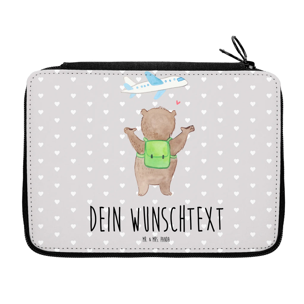 Personalisierte Federmappe Bär Flugzeug Personalisierte Federmappe, Personalisierte Stiftetasche, PersonalisierteS Stifte Etui, Schule, Einschulung, Geschenk, Kind, Schüler, Schülerin, Personalisierte Stifterolle, PersonalisierteS Federmäppchen, Motiv, Grundschule, Federmäppchen bedruckt, Büro Stifte Etui, Bestückte Federmappe, Kinder Federmappe, Federmappe Einschulung, Federmappe mit Namen, Stiftemappe mit Namen, Stifterolle mit Namen, Federmäppchen mit Namen, Liebe, Partner, Freund, Freundin, Ehemann, Ehefrau, Heiraten, Verlobung, Heiratsantrag, Liebesgeschenk, Jahrestag, Hocheitstag, Valentinstag, Geschenk für Frauen, Hochzeitstag, Mitbringsel, Geschenk für Freundin, Geschenk für Partner, Liebesbeweis, für Männer, für Ehemann