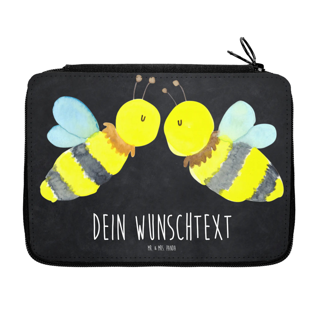 Personalisierte Federmappe Biene Liebe Personalisierte Federmappe, Personalisierte Stiftetasche, PersonalisierteS Stifte Etui, Schule, Einschulung, Geschenk, Kind, Schüler, Schülerin, Personalisierte Stifterolle, PersonalisierteS Federmäppchen, Motiv, Grundschule, Federmäppchen bedruckt, Büro Stifte Etui, Bestückte Federmappe, Kinder Federmappe, Federmappe Einschulung, Federmappe mit Namen, Stiftemappe mit Namen, Stifterolle mit Namen, Federmäppchen mit Namen, Biene, Wespe, Hummel