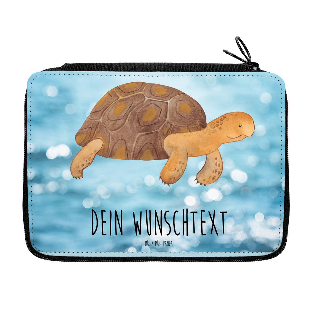 Personalisierte Federmappe Schildkröte marschiert Personalisierte Federmappe, Personalisierte Stiftetasche, PersonalisierteS Stifte Etui, Schule, Einschulung, Geschenk, Kind, Schüler, Schülerin, Personalisierte Stifterolle, PersonalisierteS Federmäppchen, Motiv, Grundschule, Federmäppchen bedruckt, Büro Stifte Etui, Bestückte Federmappe, Kinder Federmappe, Federmappe Einschulung, Federmappe mit Namen, Stiftemappe mit Namen, Stifterolle mit Namen, Federmäppchen mit Namen, Meerestiere, Meer, Urlaub, Schildkröte, Schildkröten, get lost, Abenteuer, Reiselust, Inspiration, Neustart, Motivation, Lieblingsmensch