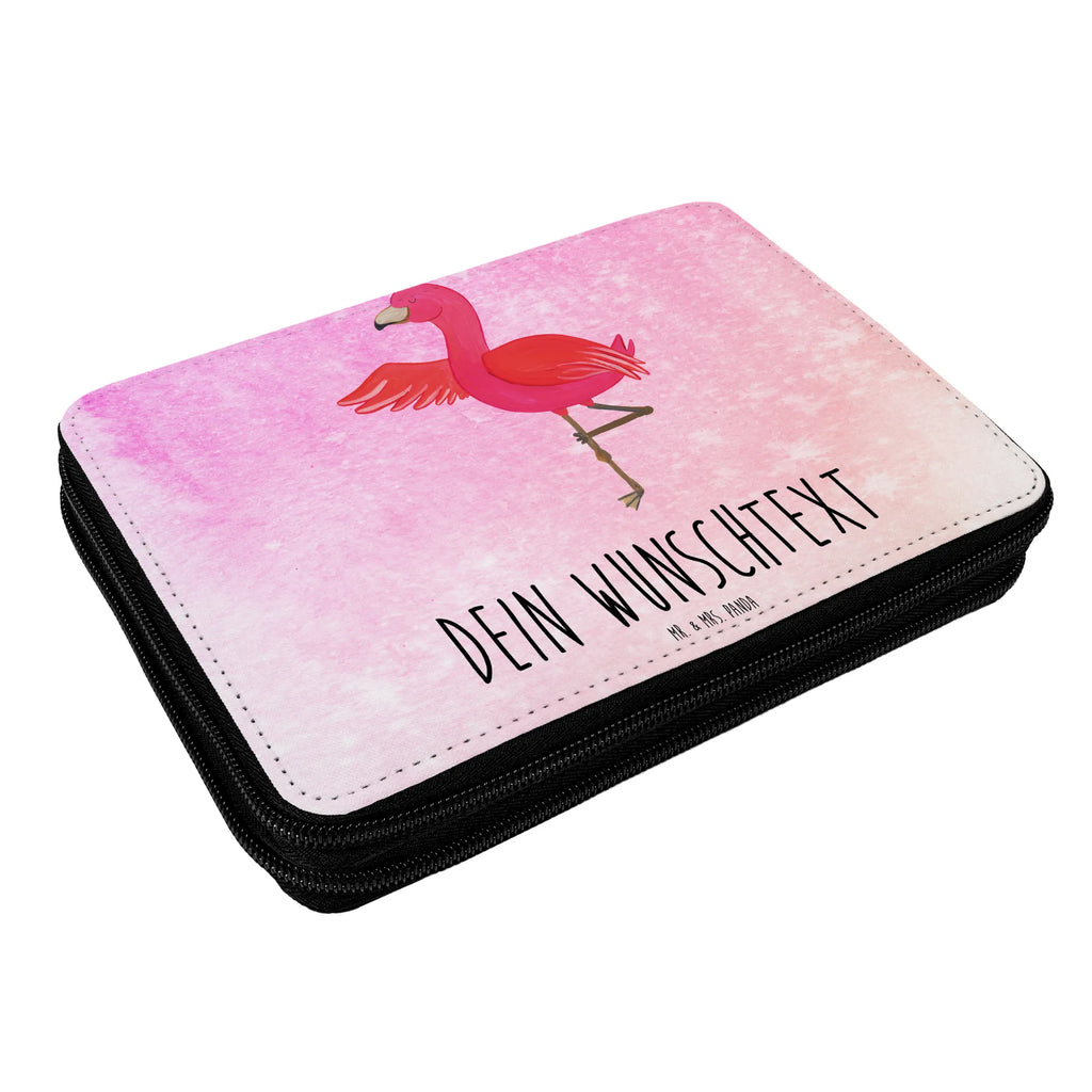 Personalisierte Federmappe Flamingo Yoga Personalisierte Federmappe, Personalisierte Stiftetasche, PersonalisierteS Stifte Etui, Schule, Einschulung, Geschenk, Kind, Schüler, Schülerin, Personalisierte Stifterolle, PersonalisierteS Federmäppchen, Motiv, Grundschule, Federmäppchen bedruckt, Büro Stifte Etui, Bestückte Federmappe, Kinder Federmappe, Federmappe Einschulung, Federmappe mit Namen, Stiftemappe mit Namen, Stifterolle mit Namen, Federmäppchen mit Namen, Flamingo, Vogel, Yoga, Namaste, Achtsamkeit, Yoga-Übung, Entspannung, Ärger, Aufregen, Tiefenentspannung