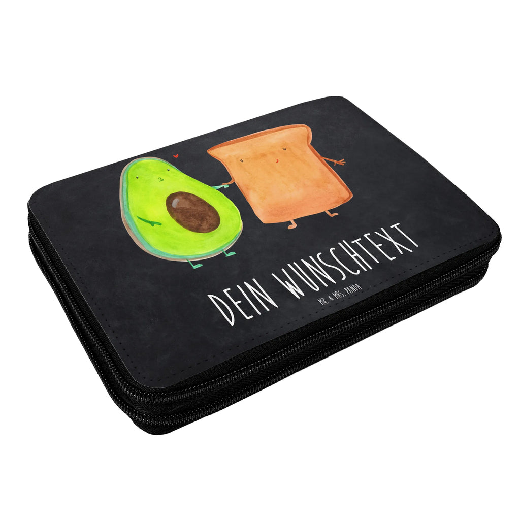 Personalisierte Federmappe Avocado + Toast Personalisierte Federmappe, Personalisierte Stiftetasche, PersonalisierteS Stifte Etui, Schule, Einschulung, Geschenk, Kind, Schüler, Schülerin, Personalisierte Stifterolle, PersonalisierteS Federmäppchen, Motiv, Grundschule, Federmäppchen bedruckt, Büro Stifte Etui, Bestückte Federmappe, Kinder Federmappe, Federmappe Einschulung, Federmappe mit Namen, Stiftemappe mit Namen, Stifterolle mit Namen, Federmäppchen mit Namen, Avocado, Veggie, Vegan, Gesund, Toast, Toastbrot, Liebespaar, Pärchen, Freund, Freundin, Verlobt, Verlobungsparty, Hochzeit, Hochzeitsgeschenk, Jahrestag, Jahrestagsgeschenk