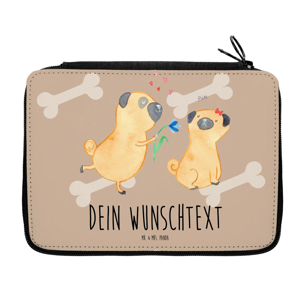 Personalisierte Federmappe Mops verliebt Personalisierte Federmappe, Personalisierte Stiftetasche, PersonalisierteS Stifte Etui, Schule, Einschulung, Geschenk, Kind, Schüler, Schülerin, Personalisierte Stifterolle, PersonalisierteS Federmäppchen, Motiv, Grundschule, Federmäppchen bedruckt, Büro Stifte Etui, Bestückte Federmappe, Kinder Federmappe, Federmappe Einschulung, Federmappe mit Namen, Stiftemappe mit Namen, Stifterolle mit Namen, Federmäppchen mit Namen, Hund, Hundemotiv, Haustier, Hunderasse, Tierliebhaber, Hundebesitzer, Sprüche, Mops, Möpse, Hundeliebe, verliebt, Liebe, Liebesspruch. Verlobt, Geschenk Freund, Partner