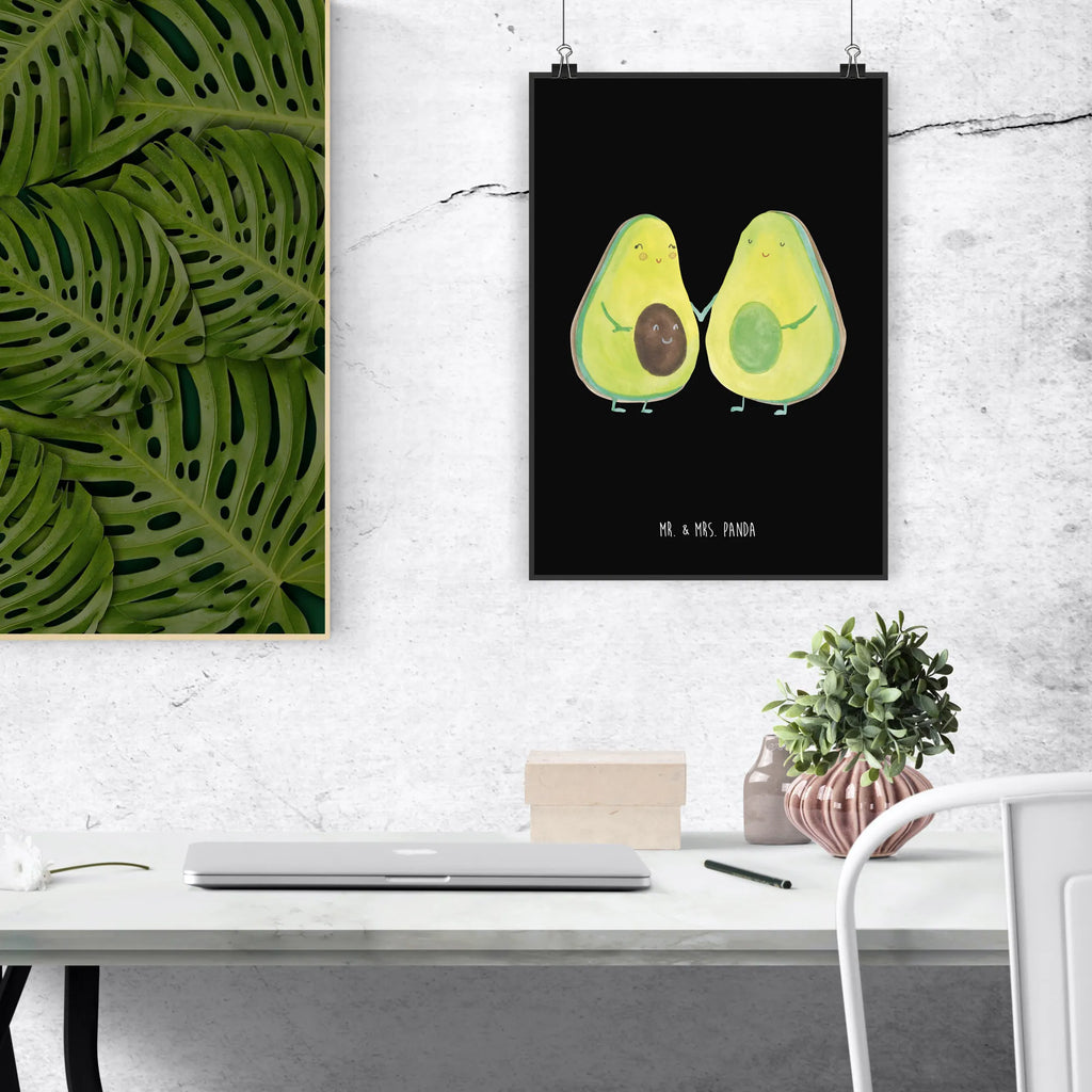 Poster Avocado Pärchen Poster, Wandposter, Bild, Wanddeko, Küchenposter, Kinderposter, Wanddeko Bild, Raumdekoration, Wanddekoration, Handgemaltes Poster, Mr. & Mrs. Panda Poster, Designposter, Kunstdruck, Posterdruck, Avocado, Veggie, Vegan, Gesund, Avocuddle, Liebe, Schwangerschaft, Familie, Babyshower, Babyparty, Hochzeit, Kinder, Avocados, Geburt