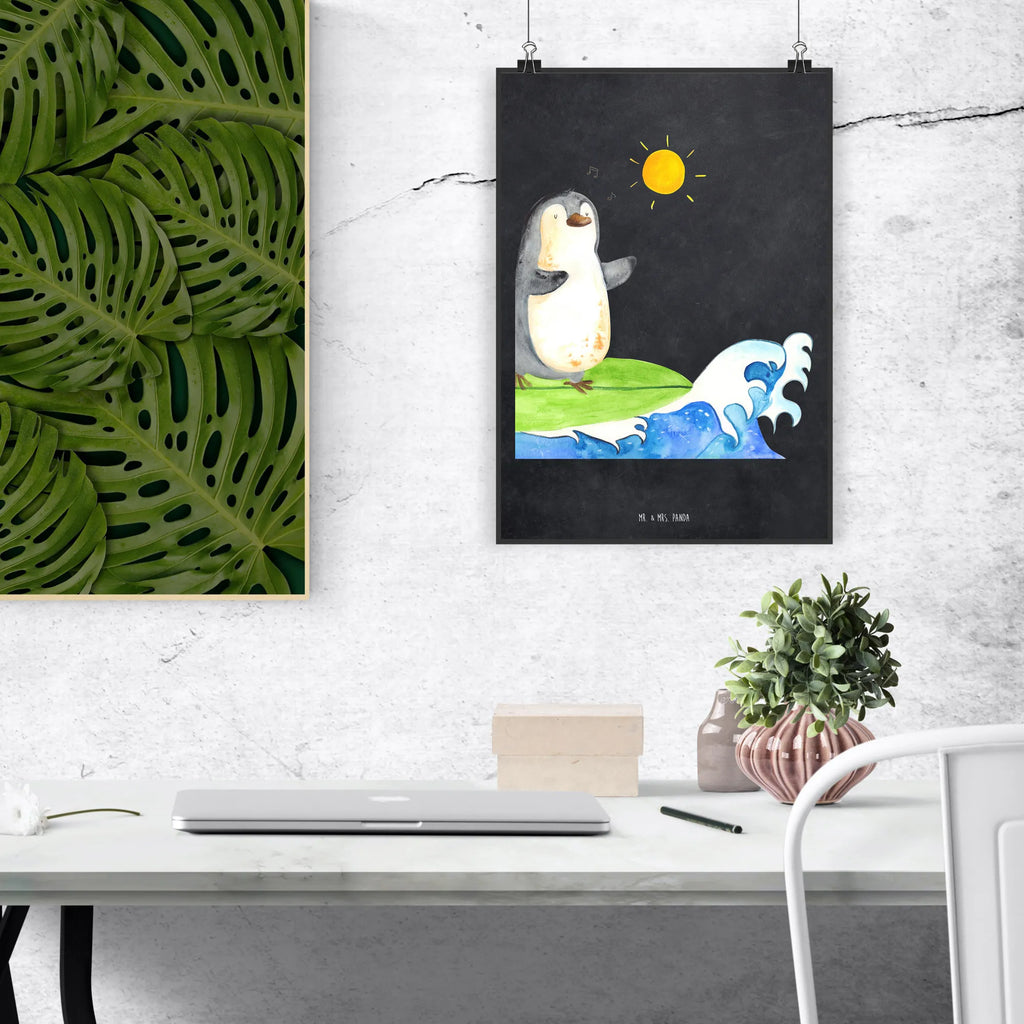 Poster Pinguin Surfer Poster, Wandposter, Bild, Wanddeko, Küchenposter, Kinderposter, Wanddeko Bild, Raumdekoration, Wanddekoration, Handgemaltes Poster, Mr. & Mrs. Panda Poster, Designposter, Kunstdruck, Posterdruck, Pinguin, Pinguine, surfen, Surfer, Hawaii, Urlaub, Wellen, Wellen reiten, Portugal