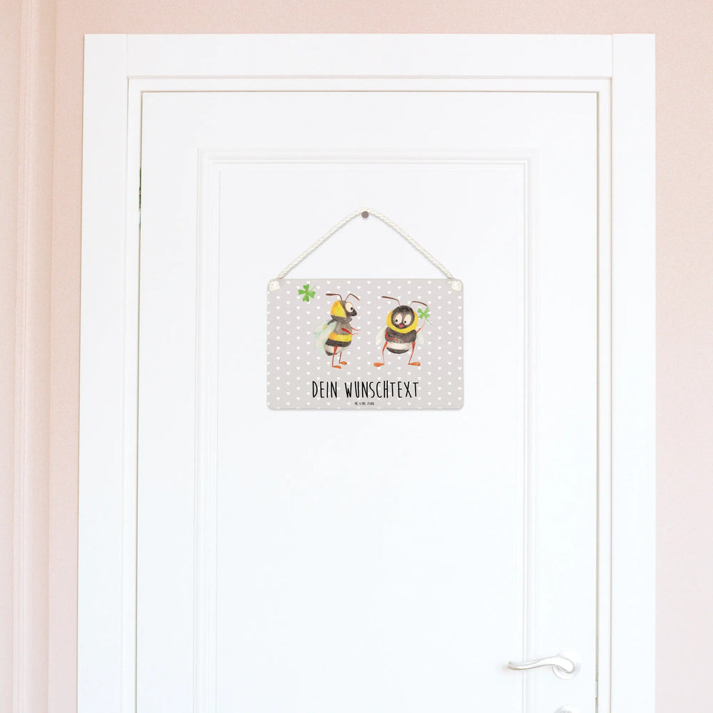 Personalisiertes Deko Schild Bienen Paar Dekoschild, Deko Schild, Schild, Tür Schild, Türschild, Holzschild, Wandschild, Wanddeko, Liebe, Partner, Freund, Freundin, Ehemann, Ehefrau, Heiraten, Verlobung, Heiratsantrag, Liebesgeschenk, Jahrestag, Hocheitstag, Valentinstag, Geschenk für Frauen, Hochzeitstag, Mitbringsel, Geschenk für Freundin, Geschenk für Partner, Liebesbeweis, für Männer, für Ehemann, Schildkröten, verliebte Schildkröten