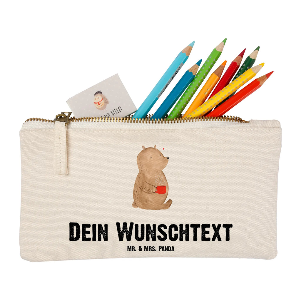 Personalisierte Schminktasche Bär Morgenkaffee Personalisierte Schminktasche, Personalisierte Kosmetiktasche, Personalisierter Kosmetikbeutel, Personalisiertes Stiftemäppchen, Personalisiertes Etui, Personalisierte Federmappe, Personalisierte Makeup Bag, Personalisiertes Schminketui, Personalisiertes Kosmetiketui, Personalisiertes Schlamperetui, Schminktasche mit Namen, Kosmetiktasche mit Namen, Kosmetikbeutel mit Namen, Stiftemäppchen mit Namen, Etui mit Namen, Federmappe mit Namen, Makeup Bg mit Namen, Schminketui mit Namen, Kosmetiketui mit Namen, Schlamperetui mit Namen, Schminktasche personalisieren, Schminktasche bedrucken, Schminktasche selbst gestalten, Liebe, Partner, Freund, Freundin, Ehemann, Ehefrau, Heiraten, Verlobung, Heiratsantrag, Liebesgeschenk, Jahrestag, Hocheitstag, Valentinstag, Geschenk für Frauen, Hochzeitstag, Mitbringsel, Geschenk für Freundin, Geschenk für Partner, Liebesbeweis, für Männer, für Ehemann