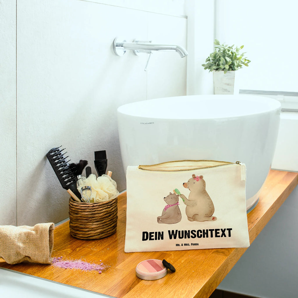 Personalisierte Schminktasche Bär mit Kind Personalisierte Schminktasche, Personalisierte Kosmetiktasche, Personalisierter Kosmetikbeutel, Personalisiertes Stiftemäppchen, Personalisiertes Etui, Personalisierte Federmappe, Personalisierte Makeup Bag, Personalisiertes Schminketui, Personalisiertes Kosmetiketui, Personalisiertes Schlamperetui, Schminktasche mit Namen, Kosmetiktasche mit Namen, Kosmetikbeutel mit Namen, Stiftemäppchen mit Namen, Etui mit Namen, Federmappe mit Namen, Makeup Bg mit Namen, Schminketui mit Namen, Kosmetiketui mit Namen, Schlamperetui mit Namen, Schminktasche personalisieren, Schminktasche bedrucken, Schminktasche selbst gestalten, Familie, Vatertag, Muttertag, Bruder, Schwester, Mama, Papa, Oma, Opa, Geschenk, Mutti, Mutter