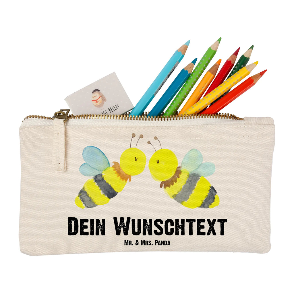 Personalisierte Schminktasche Biene Liebe Personalisierte Schminktasche, Personalisierte Kosmetiktasche, Personalisierter Kosmetikbeutel, Personalisiertes Stiftemäppchen, Personalisiertes Etui, Personalisierte Federmappe, Personalisierte Makeup Bag, Personalisiertes Schminketui, Personalisiertes Kosmetiketui, Personalisiertes Schlamperetui, Schminktasche mit Namen, Kosmetiktasche mit Namen, Kosmetikbeutel mit Namen, Stiftemäppchen mit Namen, Etui mit Namen, Federmappe mit Namen, Makeup Bg mit Namen, Schminketui mit Namen, Kosmetiketui mit Namen, Schlamperetui mit Namen, Schminktasche personalisieren, Schminktasche bedrucken, Schminktasche selbst gestalten, Biene, Wespe, Hummel