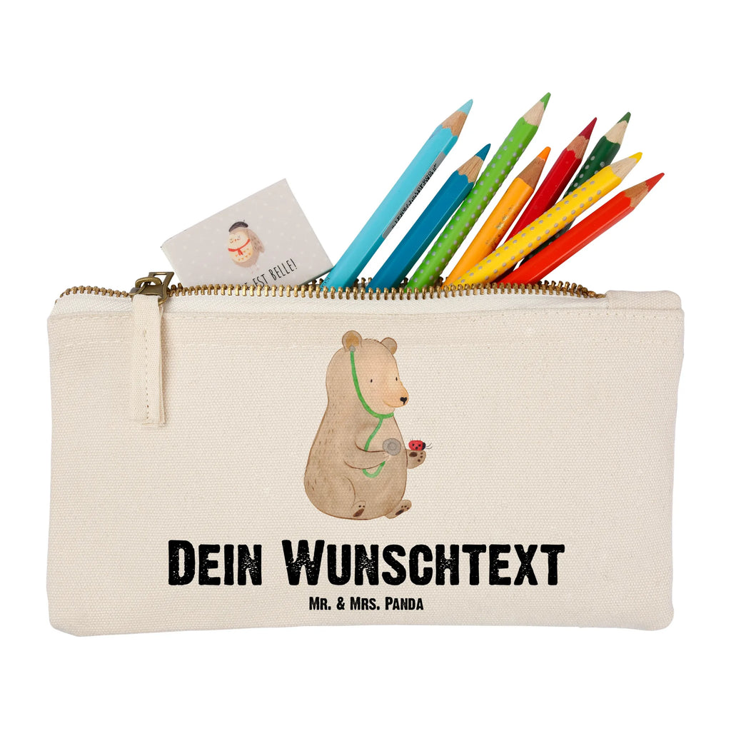 Personalisierte Schminktasche Bär Arzt Personalisierte Schminktasche, Personalisierte Kosmetiktasche, Personalisierter Kosmetikbeutel, Personalisiertes Stiftemäppchen, Personalisiertes Etui, Personalisierte Federmappe, Personalisierte Makeup Bag, Personalisiertes Schminketui, Personalisiertes Kosmetiketui, Personalisiertes Schlamperetui, Schminktasche mit Namen, Kosmetiktasche mit Namen, Kosmetikbeutel mit Namen, Stiftemäppchen mit Namen, Etui mit Namen, Federmappe mit Namen, Makeup Bg mit Namen, Schminketui mit Namen, Kosmetiketui mit Namen, Schlamperetui mit Namen, Schminktasche personalisieren, Schminktasche bedrucken, Schminktasche selbst gestalten, Bär, Teddy, Teddybär, Arzt, Ärztin, Doktor, Professor, Doktorin, Professorin