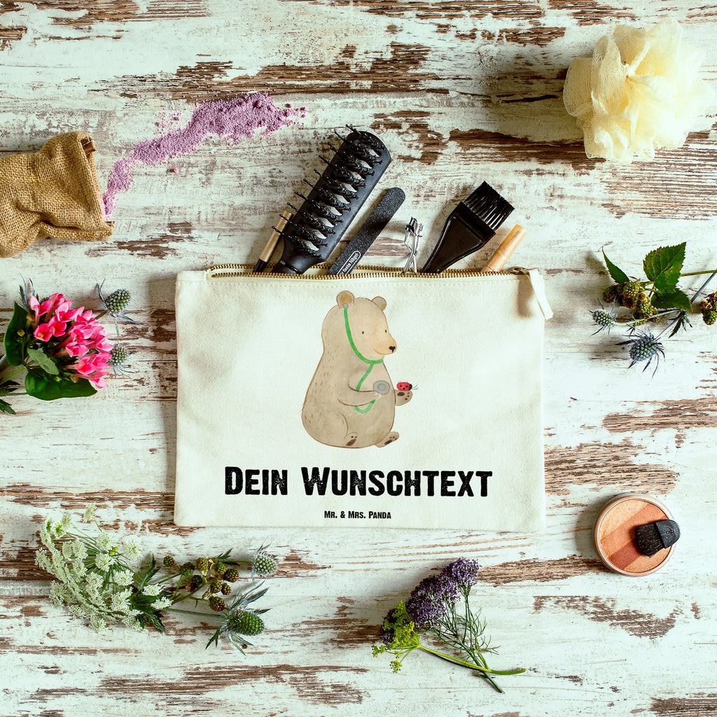 Personalisierte Schminktasche Bär Arzt Personalisierte Schminktasche, Personalisierte Kosmetiktasche, Personalisierter Kosmetikbeutel, Personalisiertes Stiftemäppchen, Personalisiertes Etui, Personalisierte Federmappe, Personalisierte Makeup Bag, Personalisiertes Schminketui, Personalisiertes Kosmetiketui, Personalisiertes Schlamperetui, Schminktasche mit Namen, Kosmetiktasche mit Namen, Kosmetikbeutel mit Namen, Stiftemäppchen mit Namen, Etui mit Namen, Federmappe mit Namen, Makeup Bg mit Namen, Schminketui mit Namen, Kosmetiketui mit Namen, Schlamperetui mit Namen, Schminktasche personalisieren, Schminktasche bedrucken, Schminktasche selbst gestalten, Bär, Teddy, Teddybär, Arzt, Ärztin, Doktor, Professor, Doktorin, Professorin