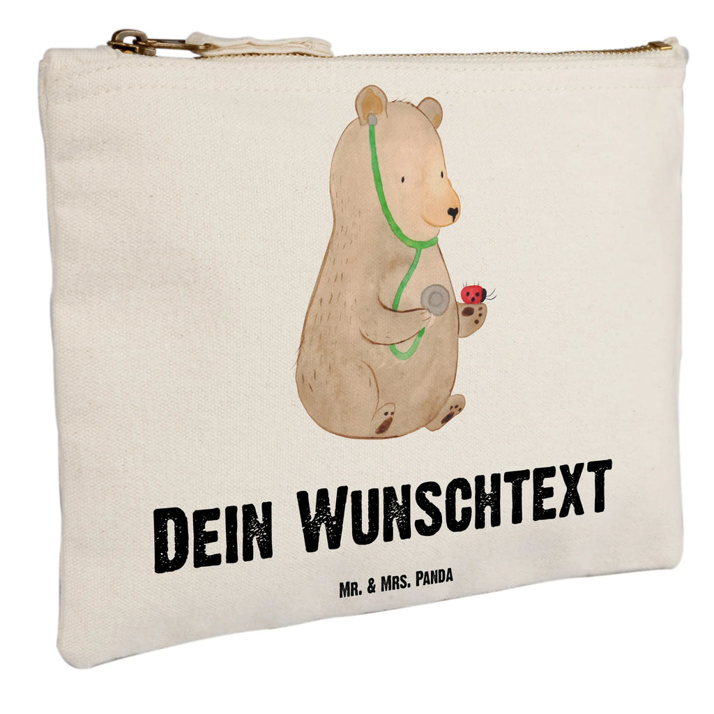 Personalisierte Schminktasche Bär Arzt Personalisierte Schminktasche, Personalisierte Kosmetiktasche, Personalisierter Kosmetikbeutel, Personalisiertes Stiftemäppchen, Personalisiertes Etui, Personalisierte Federmappe, Personalisierte Makeup Bag, Personalisiertes Schminketui, Personalisiertes Kosmetiketui, Personalisiertes Schlamperetui, Schminktasche mit Namen, Kosmetiktasche mit Namen, Kosmetikbeutel mit Namen, Stiftemäppchen mit Namen, Etui mit Namen, Federmappe mit Namen, Makeup Bg mit Namen, Schminketui mit Namen, Kosmetiketui mit Namen, Schlamperetui mit Namen, Schminktasche personalisieren, Schminktasche bedrucken, Schminktasche selbst gestalten, Bär, Teddy, Teddybär, Arzt, Ärztin, Doktor, Professor, Doktorin, Professorin