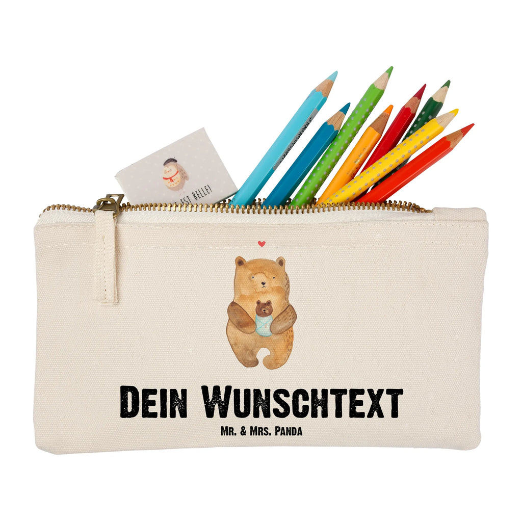 Personalisierte Schminktasche Bär mit Baby Personalisierte Schminktasche, Personalisierte Kosmetiktasche, Personalisierter Kosmetikbeutel, Personalisiertes Stiftemäppchen, Personalisiertes Etui, Personalisierte Federmappe, Personalisierte Makeup Bag, Personalisiertes Schminketui, Personalisiertes Kosmetiketui, Personalisiertes Schlamperetui, Schminktasche mit Namen, Kosmetiktasche mit Namen, Kosmetikbeutel mit Namen, Stiftemäppchen mit Namen, Etui mit Namen, Federmappe mit Namen, Makeup Bg mit Namen, Schminketui mit Namen, Kosmetiketui mit Namen, Schlamperetui mit Namen, Schminktasche personalisieren, Schminktasche bedrucken, Schminktasche selbst gestalten, Bär, Teddy, Teddybär, Eltern, Mutter, Baby, Taufe, Geburt, Nichte, Neffe, Enkel, Enkelin, Täufling, Geburtstag, Glückwunsch