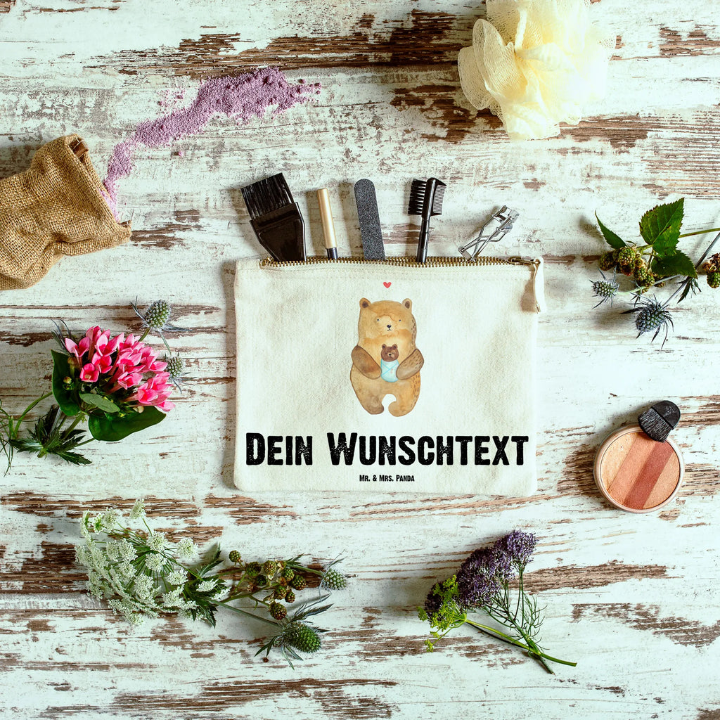 Personalisierte Schminktasche Bär mit Baby Personalisierte Schminktasche, Personalisierte Kosmetiktasche, Personalisierter Kosmetikbeutel, Personalisiertes Stiftemäppchen, Personalisiertes Etui, Personalisierte Federmappe, Personalisierte Makeup Bag, Personalisiertes Schminketui, Personalisiertes Kosmetiketui, Personalisiertes Schlamperetui, Schminktasche mit Namen, Kosmetiktasche mit Namen, Kosmetikbeutel mit Namen, Stiftemäppchen mit Namen, Etui mit Namen, Federmappe mit Namen, Makeup Bg mit Namen, Schminketui mit Namen, Kosmetiketui mit Namen, Schlamperetui mit Namen, Schminktasche personalisieren, Schminktasche bedrucken, Schminktasche selbst gestalten, Bär, Teddy, Teddybär, Eltern, Mutter, Baby, Taufe, Geburt, Nichte, Neffe, Enkel, Enkelin, Täufling, Geburtstag, Glückwunsch