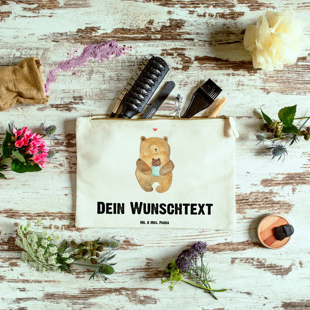 Personalisierte Schminktasche Bär mit Baby Personalisierte Schminktasche, Personalisierte Kosmetiktasche, Personalisierter Kosmetikbeutel, Personalisiertes Stiftemäppchen, Personalisiertes Etui, Personalisierte Federmappe, Personalisierte Makeup Bag, Personalisiertes Schminketui, Personalisiertes Kosmetiketui, Personalisiertes Schlamperetui, Schminktasche mit Namen, Kosmetiktasche mit Namen, Kosmetikbeutel mit Namen, Stiftemäppchen mit Namen, Etui mit Namen, Federmappe mit Namen, Makeup Bg mit Namen, Schminketui mit Namen, Kosmetiketui mit Namen, Schlamperetui mit Namen, Schminktasche personalisieren, Schminktasche bedrucken, Schminktasche selbst gestalten, Bär, Teddy, Teddybär, Eltern, Mutter, Baby, Taufe, Geburt, Nichte, Neffe, Enkel, Enkelin, Täufling, Geburtstag, Glückwunsch