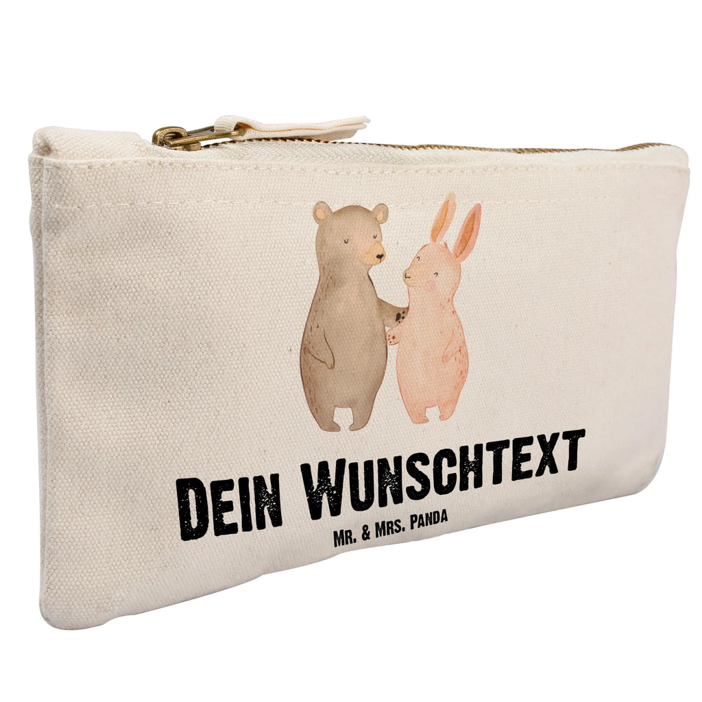 Personalisierte Schminktasche Bär Hase Umarmen Personalisierte Schminktasche, Personalisierte Kosmetiktasche, Personalisierter Kosmetikbeutel, Personalisiertes Stiftemäppchen, Personalisiertes Etui, Personalisierte Federmappe, Personalisierte Makeup Bag, Personalisiertes Schminketui, Personalisiertes Kosmetiketui, Personalisiertes Schlamperetui, Schminktasche mit Namen, Kosmetiktasche mit Namen, Kosmetikbeutel mit Namen, Stiftemäppchen mit Namen, Etui mit Namen, Federmappe mit Namen, Makeup Bg mit Namen, Schminketui mit Namen, Kosmetiketui mit Namen, Schlamperetui mit Namen, Schminktasche personalisieren, Schminktasche bedrucken, Schminktasche selbst gestalten, Liebe, Partner, Freund, Freundin, Ehemann, Ehefrau, Heiraten, Verlobung, Heiratsantrag, Liebesgeschenk, Jahrestag, Hocheitstag, Freunde, bester Freund, Hase, Bär, Bärchen, best friends