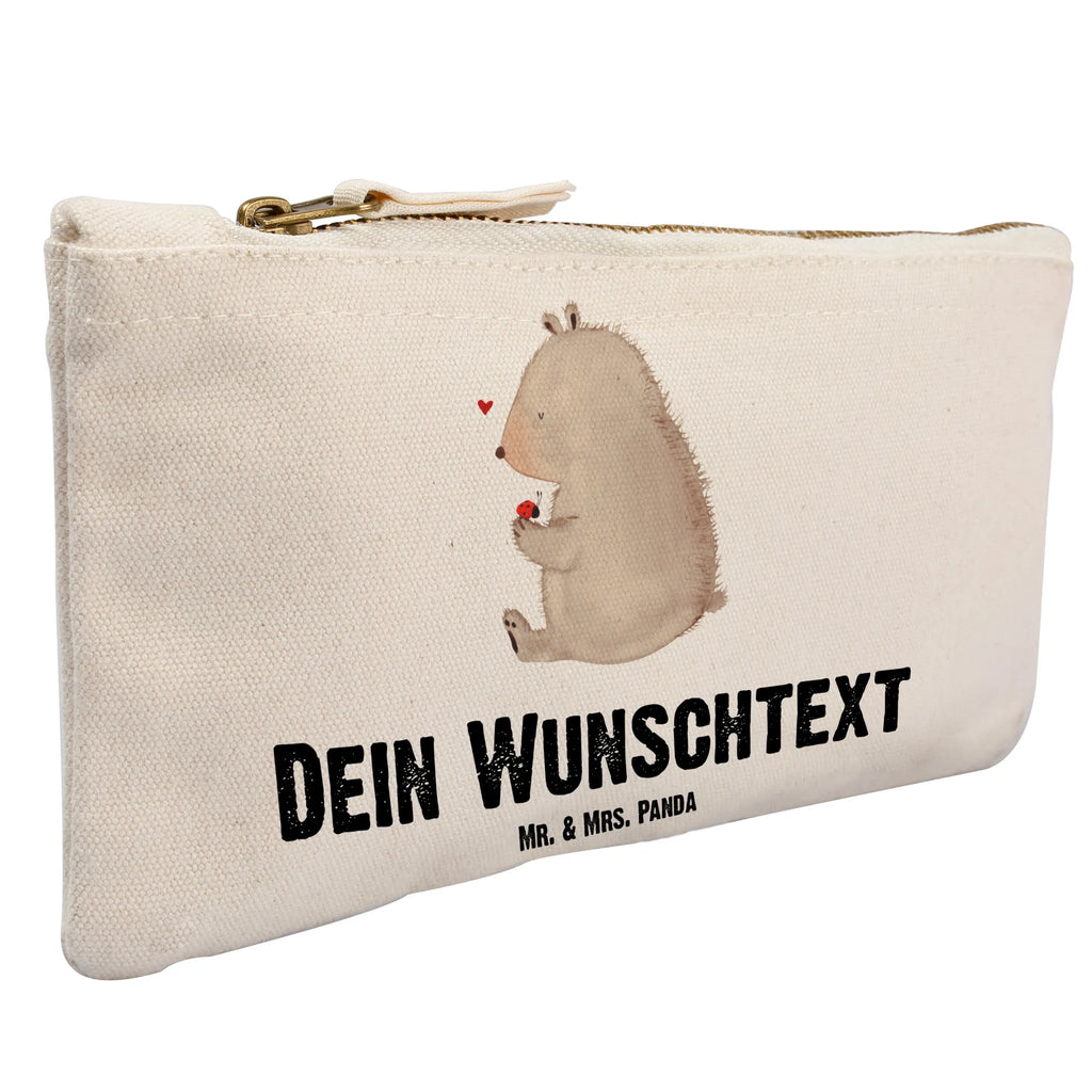 Personalisierte Schminktasche Bär mit Marienkäfer Personalisierte Schminktasche, Personalisierte Kosmetiktasche, Personalisierter Kosmetikbeutel, Personalisiertes Stiftemäppchen, Personalisiertes Etui, Personalisierte Federmappe, Personalisierte Makeup Bag, Personalisiertes Schminketui, Personalisiertes Kosmetiketui, Personalisiertes Schlamperetui, Schminktasche mit Namen, Kosmetiktasche mit Namen, Kosmetikbeutel mit Namen, Stiftemäppchen mit Namen, Etui mit Namen, Federmappe mit Namen, Makeup Bg mit Namen, Schminketui mit Namen, Kosmetiketui mit Namen, Schlamperetui mit Namen, Schminktasche personalisieren, Schminktasche bedrucken, Schminktasche selbst gestalten, Bär, Teddy, Teddybär, Marienkäfer, Liebe, Freiheit, Motivation, Das Leben ist schön