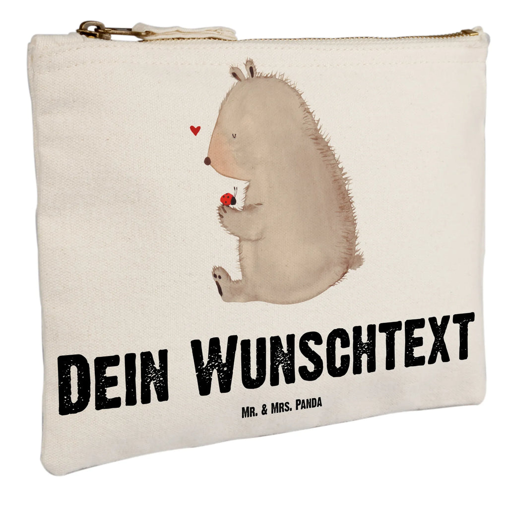 Personalisierte Schminktasche Bär mit Marienkäfer Personalisierte Schminktasche, Personalisierte Kosmetiktasche, Personalisierter Kosmetikbeutel, Personalisiertes Stiftemäppchen, Personalisiertes Etui, Personalisierte Federmappe, Personalisierte Makeup Bag, Personalisiertes Schminketui, Personalisiertes Kosmetiketui, Personalisiertes Schlamperetui, Schminktasche mit Namen, Kosmetiktasche mit Namen, Kosmetikbeutel mit Namen, Stiftemäppchen mit Namen, Etui mit Namen, Federmappe mit Namen, Makeup Bg mit Namen, Schminketui mit Namen, Kosmetiketui mit Namen, Schlamperetui mit Namen, Schminktasche personalisieren, Schminktasche bedrucken, Schminktasche selbst gestalten, Bär, Teddy, Teddybär, Marienkäfer, Liebe, Freiheit, Motivation, Das Leben ist schön