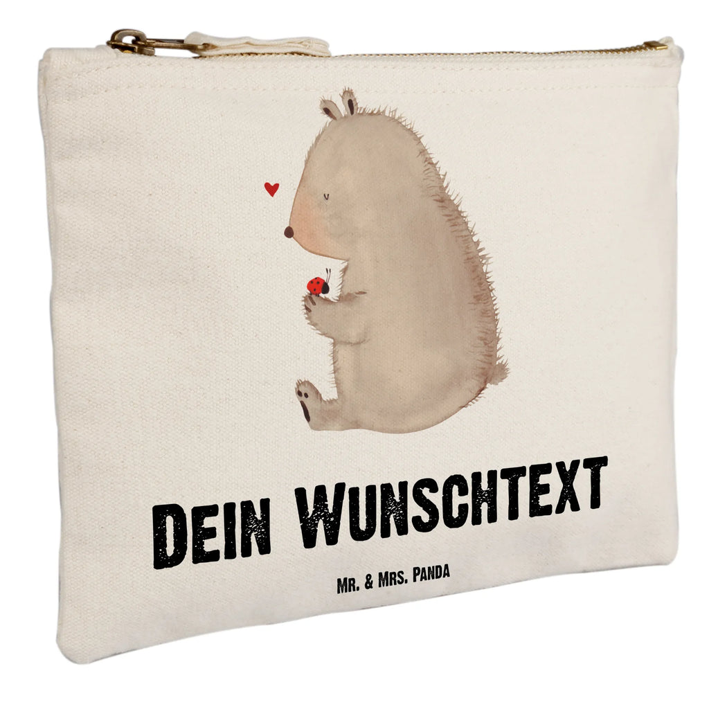 Personalisierte Schminktasche Bär mit Marienkäfer Personalisierte Schminktasche, Personalisierte Kosmetiktasche, Personalisierter Kosmetikbeutel, Personalisiertes Stiftemäppchen, Personalisiertes Etui, Personalisierte Federmappe, Personalisierte Makeup Bag, Personalisiertes Schminketui, Personalisiertes Kosmetiketui, Personalisiertes Schlamperetui, Schminktasche mit Namen, Kosmetiktasche mit Namen, Kosmetikbeutel mit Namen, Stiftemäppchen mit Namen, Etui mit Namen, Federmappe mit Namen, Makeup Bg mit Namen, Schminketui mit Namen, Kosmetiketui mit Namen, Schlamperetui mit Namen, Schminktasche personalisieren, Schminktasche bedrucken, Schminktasche selbst gestalten, Bär, Teddy, Teddybär, Marienkäfer, Liebe, Freiheit, Motivation, Das Leben ist schön