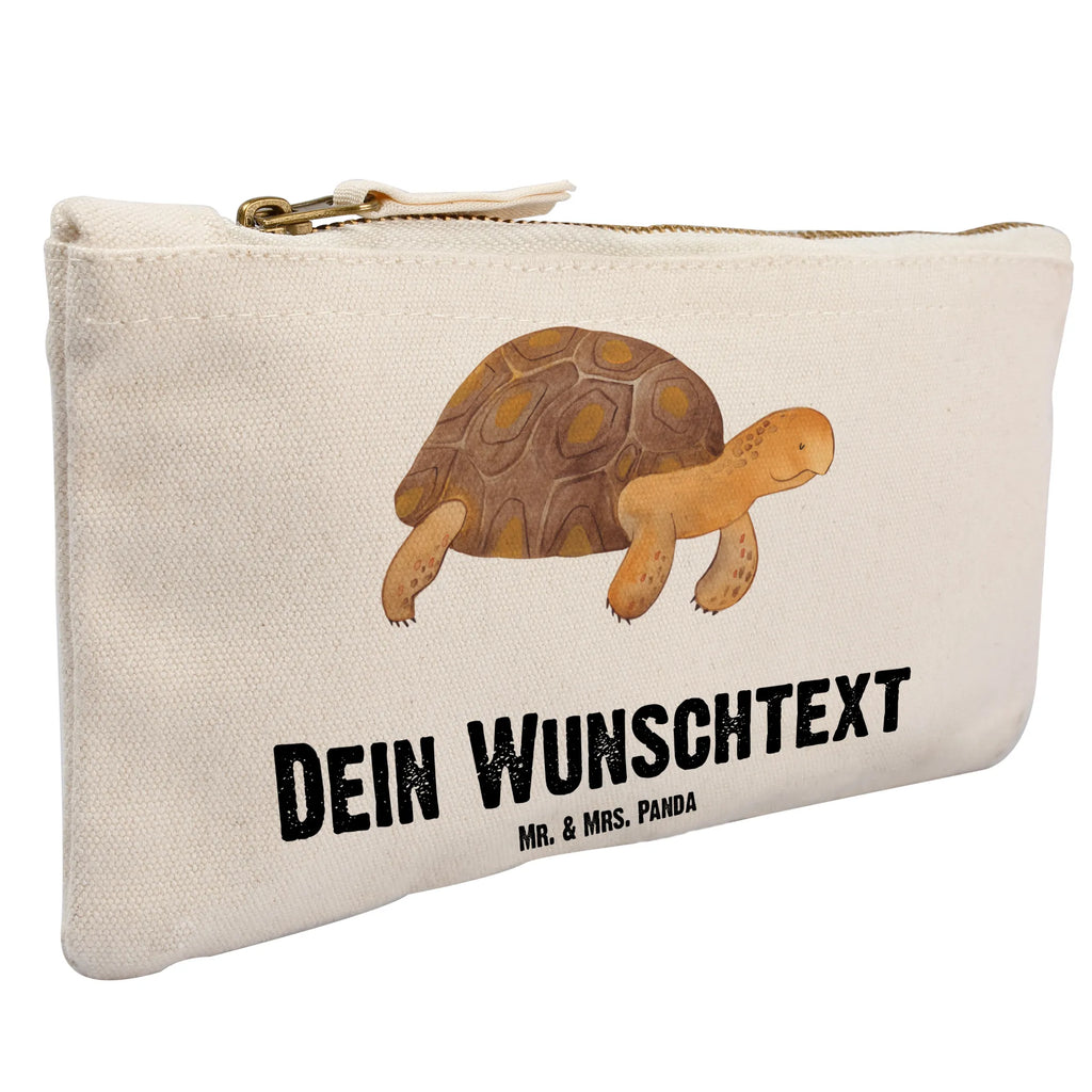 Personalisierte Schminktasche Schildkröte marschiert Personalisierte Schminktasche, Personalisierte Kosmetiktasche, Personalisierter Kosmetikbeutel, Personalisiertes Stiftemäppchen, Personalisiertes Etui, Personalisierte Federmappe, Personalisierte Makeup Bag, Personalisiertes Schminketui, Personalisiertes Kosmetiketui, Personalisiertes Schlamperetui, Schminktasche mit Namen, Kosmetiktasche mit Namen, Kosmetikbeutel mit Namen, Stiftemäppchen mit Namen, Etui mit Namen, Federmappe mit Namen, Makeup Bg mit Namen, Schminketui mit Namen, Kosmetiketui mit Namen, Schlamperetui mit Namen, Schminktasche personalisieren, Schminktasche bedrucken, Schminktasche selbst gestalten, Meerestiere, Meer, Urlaub, Schildkröte, Schildkröten, get lost, Abenteuer, Reiselust, Inspiration, Neustart, Motivation, Lieblingsmensch