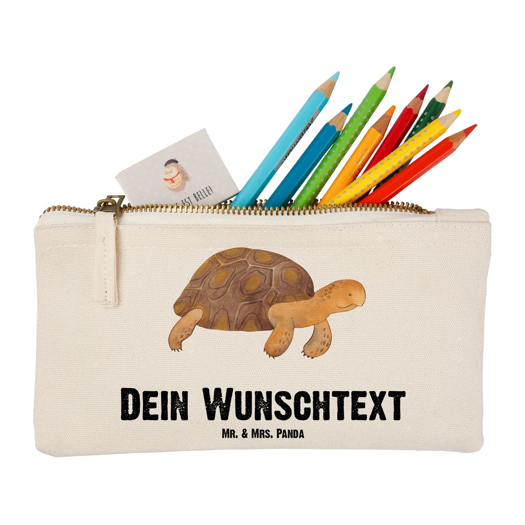 Personalisierte Schminktasche Schildkröte marschiert Personalisierte Schminktasche, Personalisierte Kosmetiktasche, Personalisierter Kosmetikbeutel, Personalisiertes Stiftemäppchen, Personalisiertes Etui, Personalisierte Federmappe, Personalisierte Makeup Bag, Personalisiertes Schminketui, Personalisiertes Kosmetiketui, Personalisiertes Schlamperetui, Schminktasche mit Namen, Kosmetiktasche mit Namen, Kosmetikbeutel mit Namen, Stiftemäppchen mit Namen, Etui mit Namen, Federmappe mit Namen, Makeup Bg mit Namen, Schminketui mit Namen, Kosmetiketui mit Namen, Schlamperetui mit Namen, Schminktasche personalisieren, Schminktasche bedrucken, Schminktasche selbst gestalten, Meerestiere, Meer, Urlaub, Schildkröte, Schildkröten, get lost, Abenteuer, Reiselust, Inspiration, Neustart, Motivation, Lieblingsmensch