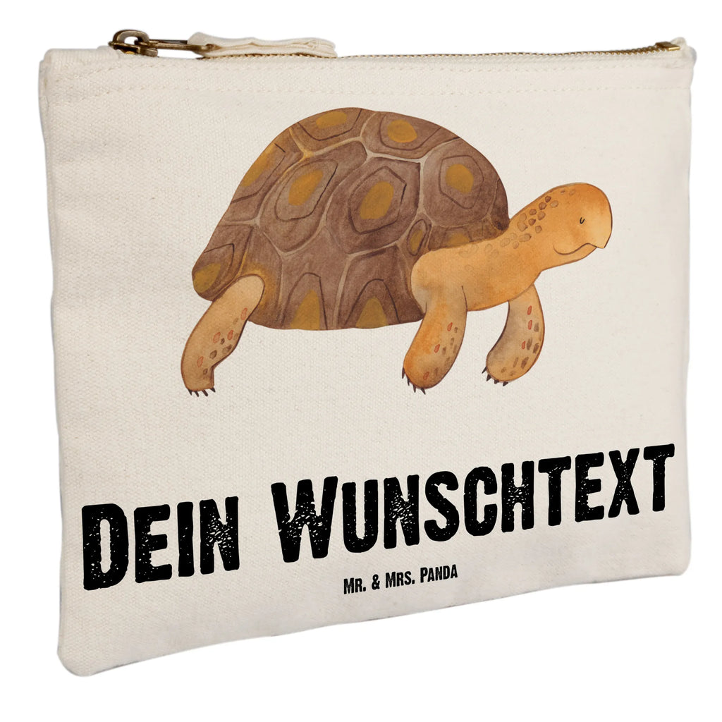 Personalisierte Schminktasche Schildkröte marschiert Personalisierte Schminktasche, Personalisierte Kosmetiktasche, Personalisierter Kosmetikbeutel, Personalisiertes Stiftemäppchen, Personalisiertes Etui, Personalisierte Federmappe, Personalisierte Makeup Bag, Personalisiertes Schminketui, Personalisiertes Kosmetiketui, Personalisiertes Schlamperetui, Schminktasche mit Namen, Kosmetiktasche mit Namen, Kosmetikbeutel mit Namen, Stiftemäppchen mit Namen, Etui mit Namen, Federmappe mit Namen, Makeup Bg mit Namen, Schminketui mit Namen, Kosmetiketui mit Namen, Schlamperetui mit Namen, Schminktasche personalisieren, Schminktasche bedrucken, Schminktasche selbst gestalten, Meerestiere, Meer, Urlaub, Schildkröte, Schildkröten, get lost, Abenteuer, Reiselust, Inspiration, Neustart, Motivation, Lieblingsmensch