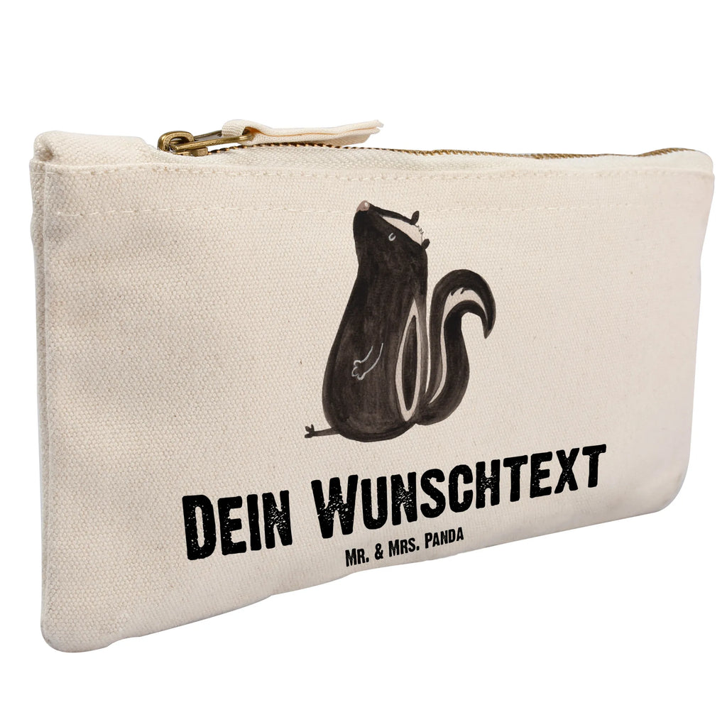 Personalisierte Schminktasche Stinktier sitzend Personalisierte Schminktasche, Personalisierte Kosmetiktasche, Personalisierter Kosmetikbeutel, Personalisiertes Stiftemäppchen, Personalisiertes Etui, Personalisierte Federmappe, Personalisierte Makeup Bag, Personalisiertes Schminketui, Personalisiertes Kosmetiketui, Personalisiertes Schlamperetui, Schminktasche mit Namen, Kosmetiktasche mit Namen, Kosmetikbeutel mit Namen, Stiftemäppchen mit Namen, Etui mit Namen, Federmappe mit Namen, Makeup Bg mit Namen, Schminketui mit Namen, Kosmetiketui mit Namen, Schlamperetui mit Namen, Schminktasche personalisieren, Schminktasche bedrucken, Schminktasche selbst gestalten, Stinktier, Skunk, Wildtier, Raubtier, Stinker, Stinki, Spruch, Büro, Recht, Besserwisser