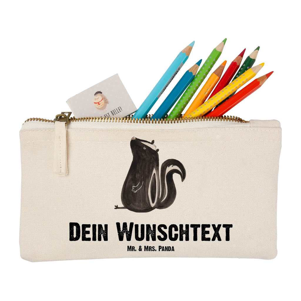 Personalisierte Schminktasche Stinktier sitzend Personalisierte Schminktasche, Personalisierte Kosmetiktasche, Personalisierter Kosmetikbeutel, Personalisiertes Stiftemäppchen, Personalisiertes Etui, Personalisierte Federmappe, Personalisierte Makeup Bag, Personalisiertes Schminketui, Personalisiertes Kosmetiketui, Personalisiertes Schlamperetui, Schminktasche mit Namen, Kosmetiktasche mit Namen, Kosmetikbeutel mit Namen, Stiftemäppchen mit Namen, Etui mit Namen, Federmappe mit Namen, Makeup Bg mit Namen, Schminketui mit Namen, Kosmetiketui mit Namen, Schlamperetui mit Namen, Schminktasche personalisieren, Schminktasche bedrucken, Schminktasche selbst gestalten, Stinktier, Skunk, Wildtier, Raubtier, Stinker, Stinki, Spruch, Büro, Recht, Besserwisser