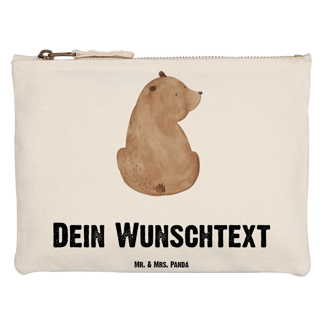 Personalisierte Schminktasche Bär Schulterblick Personalisierte Schminktasche, Personalisierte Kosmetiktasche, Personalisierter Kosmetikbeutel, Personalisiertes Stiftemäppchen, Personalisiertes Etui, Personalisierte Federmappe, Personalisierte Makeup Bag, Personalisiertes Schminketui, Personalisiertes Kosmetiketui, Personalisiertes Schlamperetui, Schminktasche mit Namen, Kosmetiktasche mit Namen, Kosmetikbeutel mit Namen, Stiftemäppchen mit Namen, Etui mit Namen, Federmappe mit Namen, Makeup Bg mit Namen, Schminketui mit Namen, Kosmetiketui mit Namen, Schlamperetui mit Namen, Schminktasche personalisieren, Schminktasche bedrucken, Schminktasche selbst gestalten, Bär, Teddy, Teddybär, Selbstachtung, Weltansicht, Motivation, Bären, Bärenliebe, Weisheit