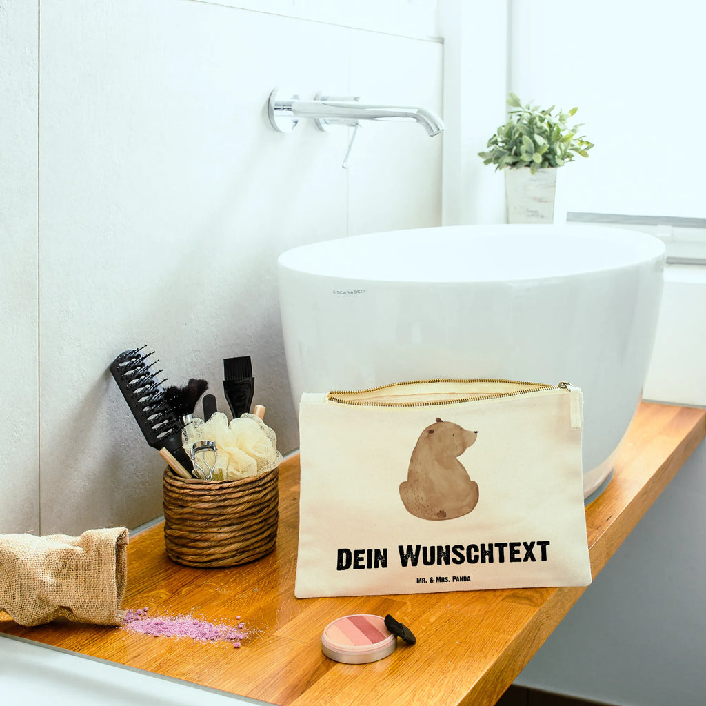 Personalisierte Schminktasche Bär Schulterblick Personalisierte Schminktasche, Personalisierte Kosmetiktasche, Personalisierter Kosmetikbeutel, Personalisiertes Stiftemäppchen, Personalisiertes Etui, Personalisierte Federmappe, Personalisierte Makeup Bag, Personalisiertes Schminketui, Personalisiertes Kosmetiketui, Personalisiertes Schlamperetui, Schminktasche mit Namen, Kosmetiktasche mit Namen, Kosmetikbeutel mit Namen, Stiftemäppchen mit Namen, Etui mit Namen, Federmappe mit Namen, Makeup Bg mit Namen, Schminketui mit Namen, Kosmetiketui mit Namen, Schlamperetui mit Namen, Schminktasche personalisieren, Schminktasche bedrucken, Schminktasche selbst gestalten, Bär, Teddy, Teddybär, Selbstachtung, Weltansicht, Motivation, Bären, Bärenliebe, Weisheit