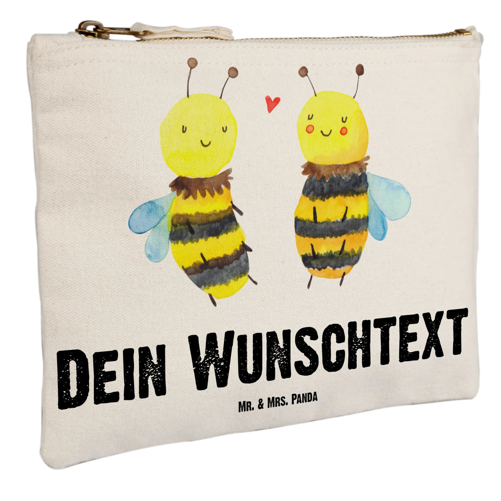 Personalisierte Schminktasche Biene Verliebt Personalisierte Schminktasche, Personalisierte Kosmetiktasche, Personalisierter Kosmetikbeutel, Personalisiertes Stiftemäppchen, Personalisiertes Etui, Personalisierte Federmappe, Personalisierte Makeup Bag, Personalisiertes Schminketui, Personalisiertes Kosmetiketui, Personalisiertes Schlamperetui, Schminktasche mit Namen, Kosmetiktasche mit Namen, Kosmetikbeutel mit Namen, Stiftemäppchen mit Namen, Etui mit Namen, Federmappe mit Namen, Makeup Bg mit Namen, Schminketui mit Namen, Kosmetiketui mit Namen, Schlamperetui mit Namen, Schminktasche personalisieren, Schminktasche bedrucken, Schminktasche selbst gestalten, Biene, Wespe, Hummel