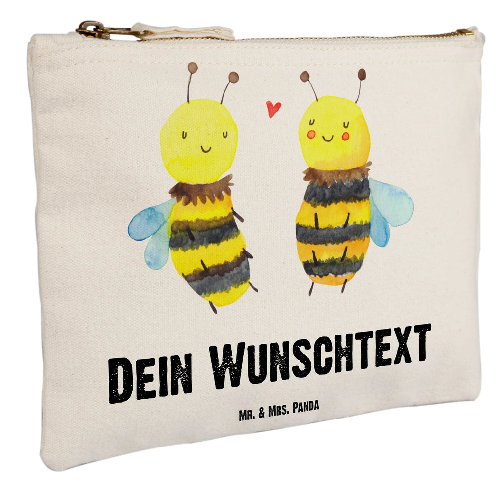 Personalisierte Schminktasche Biene Verliebt Personalisierte Schminktasche, Personalisierte Kosmetiktasche, Personalisierter Kosmetikbeutel, Personalisiertes Stiftemäppchen, Personalisiertes Etui, Personalisierte Federmappe, Personalisierte Makeup Bag, Personalisiertes Schminketui, Personalisiertes Kosmetiketui, Personalisiertes Schlamperetui, Schminktasche mit Namen, Kosmetiktasche mit Namen, Kosmetikbeutel mit Namen, Stiftemäppchen mit Namen, Etui mit Namen, Federmappe mit Namen, Makeup Bg mit Namen, Schminketui mit Namen, Kosmetiketui mit Namen, Schlamperetui mit Namen, Schminktasche personalisieren, Schminktasche bedrucken, Schminktasche selbst gestalten, Biene, Wespe, Hummel